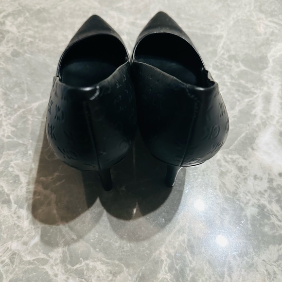 CALVIN KLEIN Black Distinguished Embossed CK Logo GIANA Heels Shoes SZ 8 Wide - Picture 5 of 6